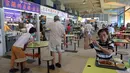 Suasana pusat jajanan (hawker) Tekka, Singapura, pada 17 Desember 2020. Budaya hawker atau jajanan kaki lima Singapura masuk dalam Daftar Warisan Budaya Takbenda UNESCO, menurut pernyataan Perdana Menteri Lee Hsien Loong melalui Facebook pada Rabu (16/12) malam. (Xinhua/Then Chih Wey)