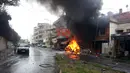 Ledakan bom mobil mengguncang Kota Sidon, sebelah selatan Lebanon, Selasa (12/4). Ledakan tersebut menewaskan pejabat dari gerakan Fatah, Fethi Zeydan, yang bertanggung jawab atas kamp Mieh Mieh yang ditempati warga Palestina di Sidon. (REUTERS/Stringer)