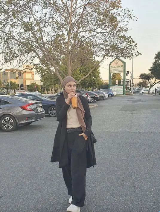Overcoat, celana pipa, senada dan juga paduan nuansa bumi pada hijab, menampilkan kesan kontras yang optimalkan tampilan.  [Foto: Instagram/ Zeezeeshahab]