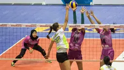 Pevoli Jakarta Pertamina Energi, Logan Tom, melepaskan bola saat menghadapi Gresik Petrokimia. Jakarta Pertamina Energi kalah dengan skor 29-31, 20-25, 25-18, 23-25. (Bola.com/Vitalis Yogi Trisna)