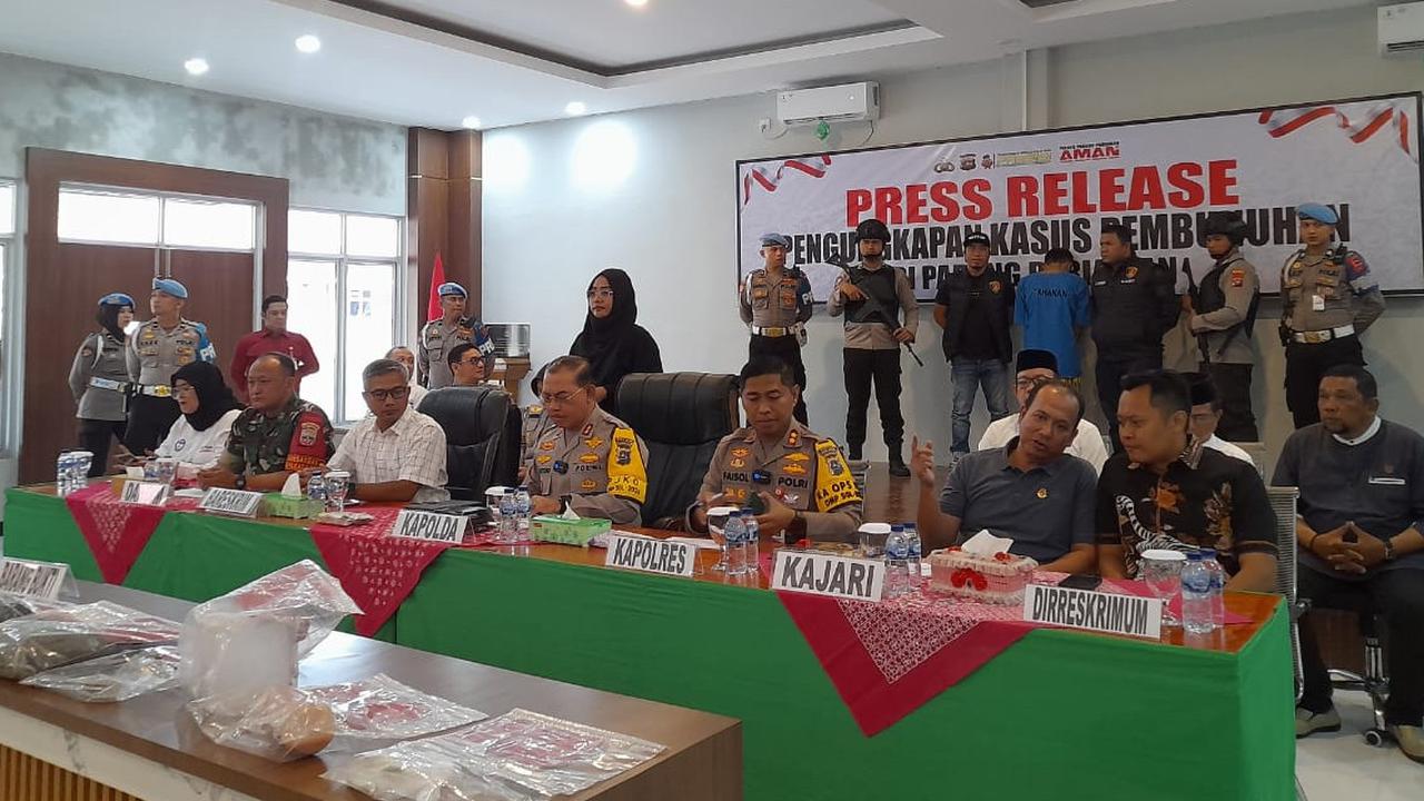 VIDEO: TERBARU Polisi Tunjukkan Barang Bukti Indra Dragon Pembunuh Nia Penjual Gorengan
