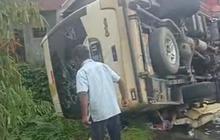 Detik-Detik Elf Kecelakaan Diduga Rem Blong di Tawangmangu, Tabrak Jembatan dan Terguling