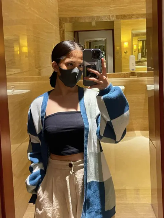 <p>Knit cardigan bermotif kotak - kotak akan membuatmu tampil anggun dan trendy.&nbsp;(instagram/zaraadhsty)</p>