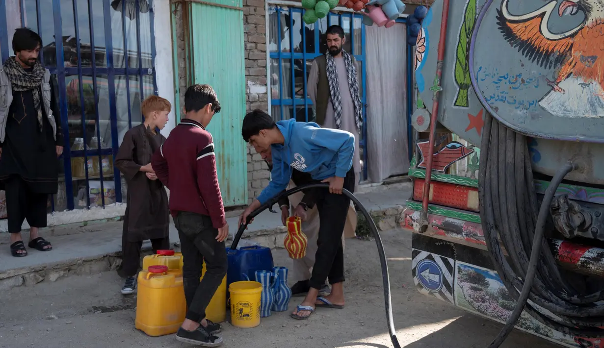 Di Kabul, harga air bersih semakin mahal ketika kota ini berjuang untuk memerangi krisis air. Sementara, menurut Perserikatan Bangsa-Bangsa (PBB), 85 persen penduduk Kabul hidup dengan pendapatan kurang dari satu dolar per hari. (Wakil KOHSAR/AFP)