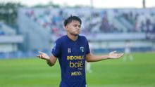 Tendangan salto striker Persita Tangerang, Hokky Caraka membobol gawang Persik Kediri dalam laga pekan ke-15 BRI Super League 2025/2026 di Indomilk Arena, Tangerang, Minggu (21/12/2025). (Bola.com/Muhammad Iqbal Ichan)