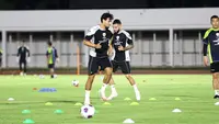 Dua pemain Timnas Indonesia, Nathan Tjoe-A-On (depan) dan Calvin Verdonk mengikuti sesi latihan bersama skuad Timnas Indonesia di Stadion Madya, Senayan, Jakarta, Minggu (8/9/2024) sore jelang menghadapi Australia pada kualifikasi Piala Dunia 2026, Selasa 10 September 2024. (Bola.com/Abdul Aziz)