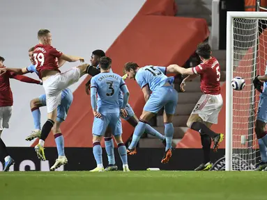 Bek West Ham, Craig Dawson (ketiga kanan) mencetak gol bunuh diri ke gawang Manchester United pada pekan 29 Liga Inggris 2020-2021 di Old Trafford, Senin dinihari WIB (15/3/2021). Manchester United atau MU berhasil mencuri poin penuh usai kalahkan West Ham 1-0. (AP Photo/Peter Powell,Pool)