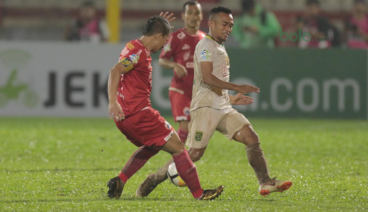 Irfan Jaya (kanan) menutup ruang tembak pemain Persija Jakarta, Ismed Sofyan pada laga Gojek Liag 1 bersama Bukalapak di Stadion PTIK, Jakarta (26/6/2018). Persija dan Persebaya bermain imbang 1-1. (Bola.com/Nick Hanoatubun)