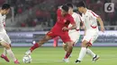 Pemain tengah Timnas Indonesia U-19, Beckham Putra Nugraha (tengah) mencoba lolos dari kawalan pemain Korea Utara pada kualifikasi Grup K Piala AFC U-19 2020 di Stadion Utama Gelora Bung Karno, Jakarta, Minggu (10/11/2019). Laga berakhir imbang 1-1. (Liputan6.com/Helmi Fithriansyah)