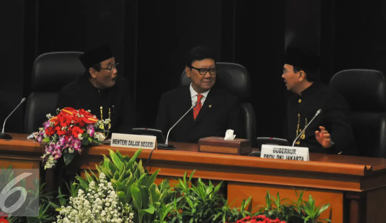 Mendagri Tjahjo Kumolo (tengah) berbincang dengan Gubernur Jakarta Basuki T Purnama (kanan) dan Wagub Djarot Saiful Hidayat saat menghadiri Rapat Paripurna Istimewa di Gedung DPRD Provinsi Jakarta, Senin (22/6/2015). (Liputan6.com/Herman Zakharia)