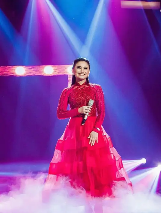 Meski sering beralasan seperti itu, namun komentar publik semakin ramai ketika melihat keduanya yang selalu hadir di depan umum sambil menunjukan kemesraan. Terlebih setelah videonya mereka tersebar luas. (Instagram/Itsrossa910)