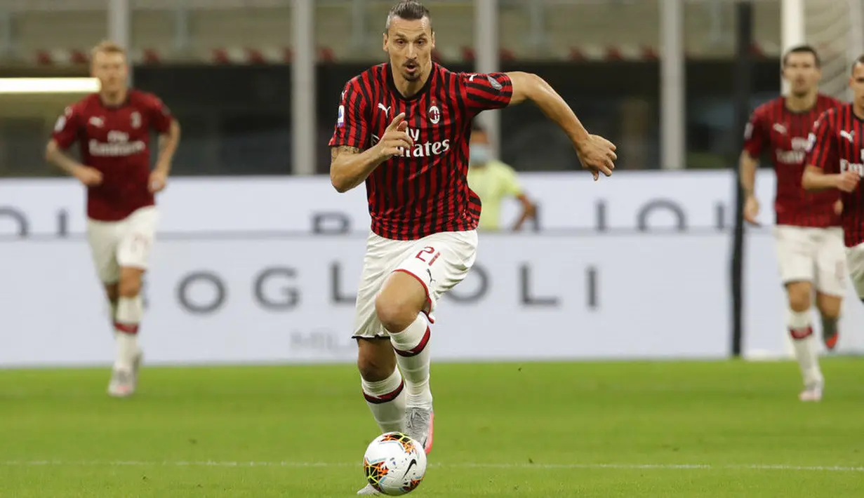 Striker AC Milan, Zlatan Ibrahimovic, menggiring bola saat melawan Bologna pada laga Serie A di Stadion San Siro, Sabtu (18/7/2020). AC Milan menang dengan 5-1 atas Bologna. (AP/Luca Bruno)