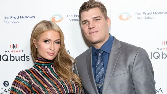 [Bintang] Paris Hilton - Chris Zylka