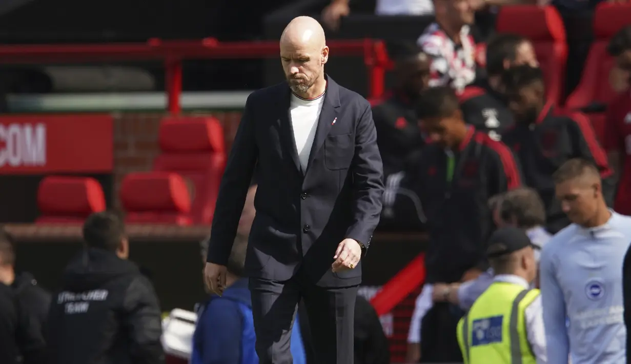 Hingga laga usai, Manchester United gagal menyamakan skor dan harus menerima pil pahit kalah di pekan pertama atas tamunya Brighton and Hove Albion 1-2 sekaligus menjadi debut suram pelatih anyar Erik ten Hag di Liga Inggris. (AP/Dave Thompson)