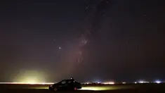 Galaksi Bima Sakti terlihat di gurun Mutriba Kuwait, 100 km barat laut ibu kota Kuwait City (13/10/2020). (AFP/Yasser Al-Zayyat)