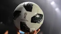 Peserta memegang Telstar 18, bola resmi Piala Dunia 2018 Rusia, dalam sebuah acara di Moskow, Kamis (9/11). Telstar 18 adalah bola terbaru dari edisi Adidas Telstar, bola yang pertama kali dipasok Adidas untuk Piala Dunia pada 1970. (Mladen ANTONOV/AFP)