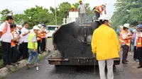 Setelah Bali dan Bekasi, kini KemenPUPR mengadakan uji coba aspal bercampur limbah plastik di Makassar