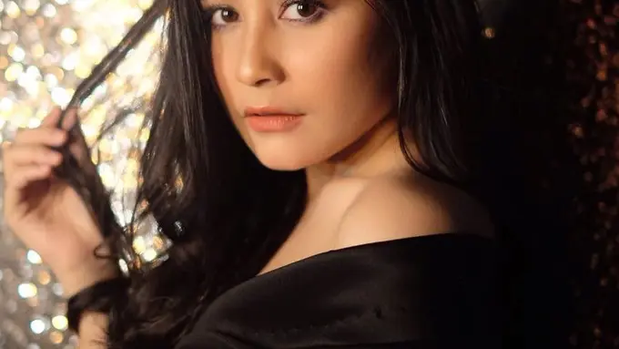 [Bintang] Punya Badan Mungil, Intip 5 Dress Prilly Latuconsina Paling Kece