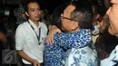 Jero Wacik saat memeluk kerabatanya usai jalani sidang vonis di Pengadilan Tipikor, Jakarta, Selasa (9/2). Majelis hakim menilai Jero telah menggunakan dana operasional menteri (DOM) untuk kepentingan pribadi. (Liputan6.com/Helmi Afandi)
