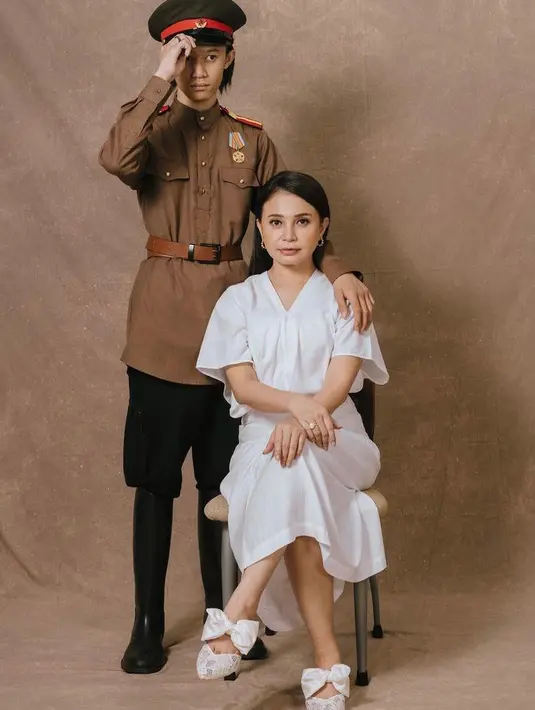 Bergaya bak tentara, potret Rizky kali ini begitu memesona ya, Sahabat Fimela. (Instagram/rizkovich).