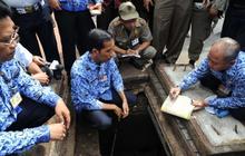 Berseragam Korpri, Jokowi nekat masuk ke gorong-gorong 