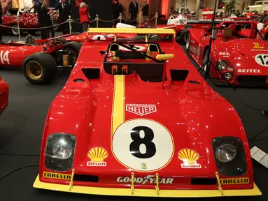 Mobil-mobil Ferrari klasik saat dipamerkan dalam peresmian pameran Ferrari di Monako (3/12). Sekitar lima puluh mobil ferrari unik klasik di dunia ini dipamerkan di acara tersebut. (AFP Photo/Valery Hache)