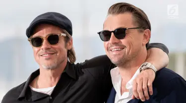 Aktor Brad Pitt dan Leonardo DiCaprio berpose saat menghadiri pemutaran film 'Once Upon a Time in Hollywood' selama Festival Film Cannes Internasional ke-72 di Prancis (22/5/2019). (AP Photo/Joel C Ryan)