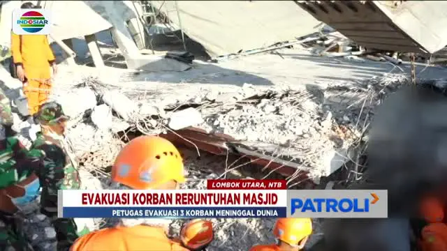Upaya evakuasi korban reruntuhan masjid dua lantai yang berada di kawasan pusat gempa ini juga melibatkan alat berat.