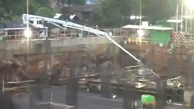 Hujan Deras, Tembok Pembatas Mal Margo City Longsor