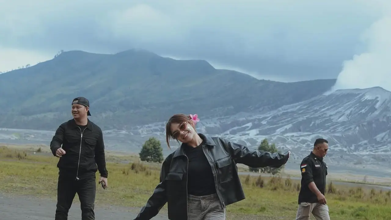 Elsa Japasal Tampil dengan Mode Cute Masculine Saat Motoran dengan Ariel NOAH hingga Raffi Ahmad