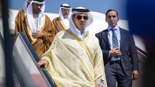 Foto yang diberikan oleh Pengadilan Kepresidenan UEA ini menunjukkan Wakil Presiden dan Wakil Perdana Menteri UEA, Sheikh Mansour bin Zayed al-Nahyan, tiba di Bandara Internasional Sharm el-Sheikh pada 13 Oktober 2025, menjelang KTT Perdamaian Sharm El-Sheikh. (Eissa AL-HAMMADI/AFP)