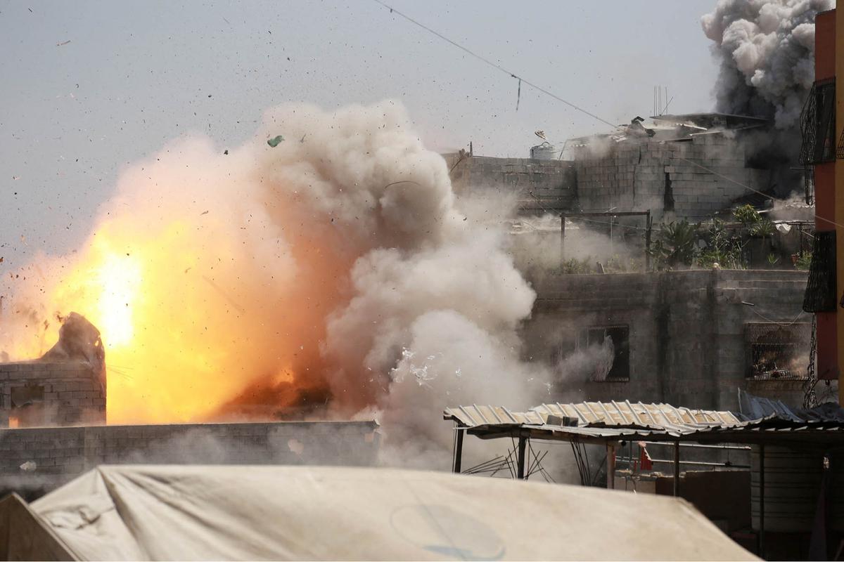 Judul: Detik-Detik Roket Israel Hantam Gedung di Gaza