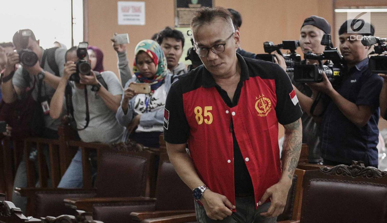 Aktor senior Tio Pakusadewo menghadiri sidang pembacaaan dakwaan kasus penyalahgunaan narkoba di PN Jakarta Selatan, Senin (30/4). Sidang digelar kembali setelah pekan lalu Tio tidak bisa menghadiri persidangan karena sakit. (Liputan6.com/Faizal Fanani)