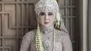 Kebaya hijab khas sunda dari Keisha juga memberikan kesan yang begitu cantik. Keisha memilih kebaya bernuansa nude.  [Foto: Instagram/ Sheila Dara]