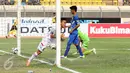 Pesepakbola Martapura FC, Syaifullah Nazar (kiri) berlari usai mencetak gol ke gawang Persiba di lanjutan Piala Presiden 2015 di Stadion Si Jalak Harupat, Bandung, Minggu (9/6/2015). Martapura kalah 2-3 dari Persiba. (Liputan6.com/Helmi Fithriansyah)