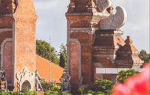 Hargai Masyarakat Hindu yang Tengah Beribadah, Aksi Pria Tuntun Motor saat Lewat Ini Tuai Pujian