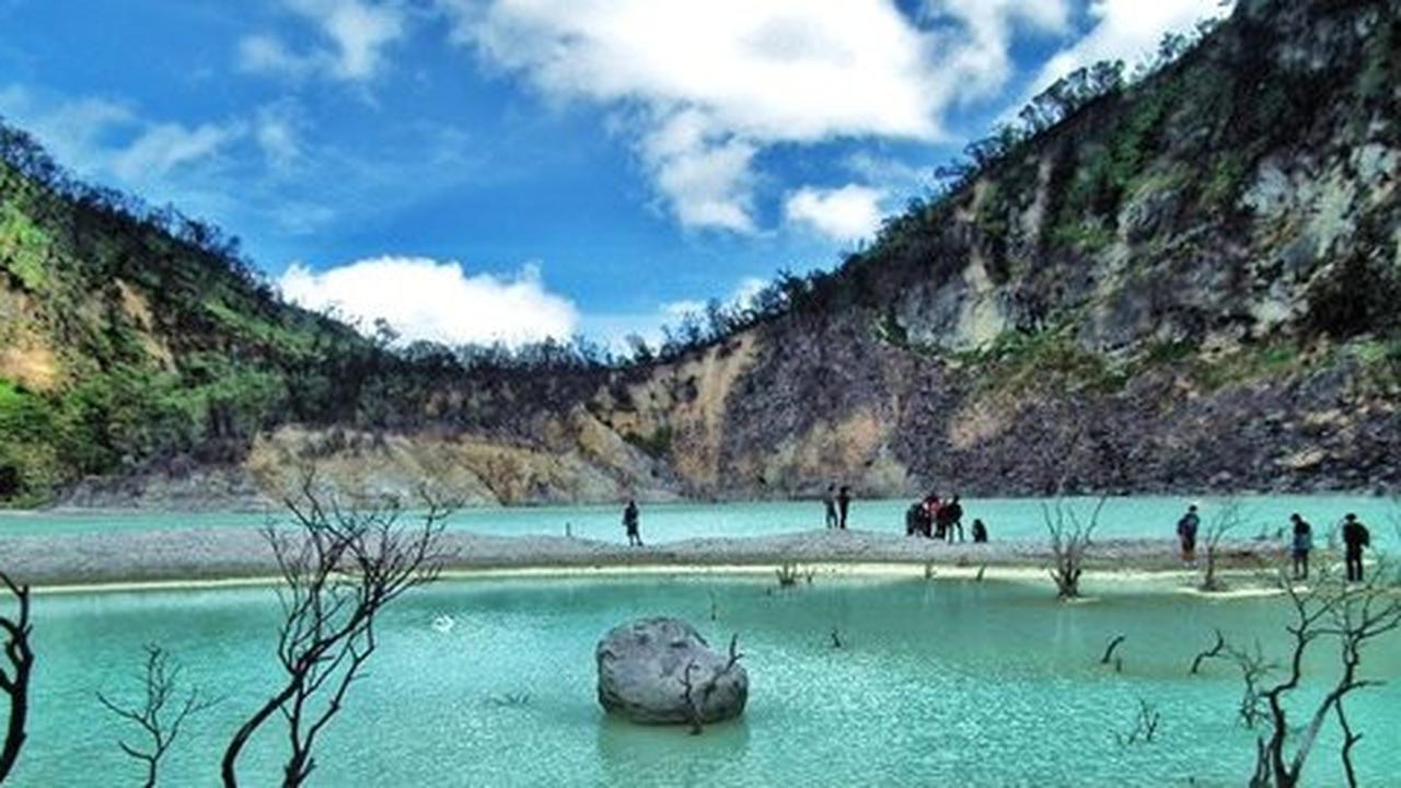 Evakuasi Dramatis Remaja Alami Hipotermia di Kawah Putih Ciwidey, Polisi Terobos Hujan dan Kabut