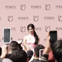 Tzuyu TWICE, Global Brand Ambassador dari POND'S baru saja mengunjungi Indonesia. Ia tak hanya menyapa para penggemarnya, tapi juga secara langsung membagikan rahasia kulit sehat dan glowingnya yang bikin semua orang terpana. [Foto: Document/POND'S]