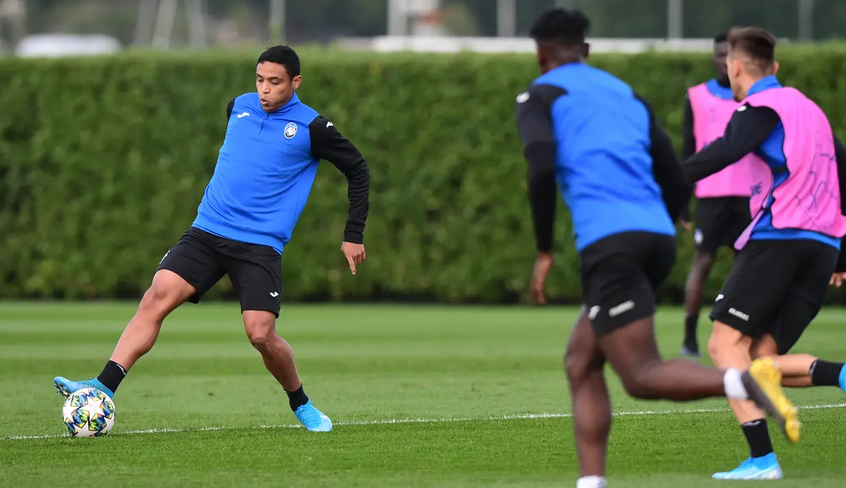 Penyerang Atalanta Luis Muriel (kiri) mengikuti sesi latihan jelang menghadapi Manchester City pada laga Grup C Liga Champions di Bortolotti Sports Center, Cisano, Italia, Selasa (5/11/2019). (Miguel MEDINA/AFP)