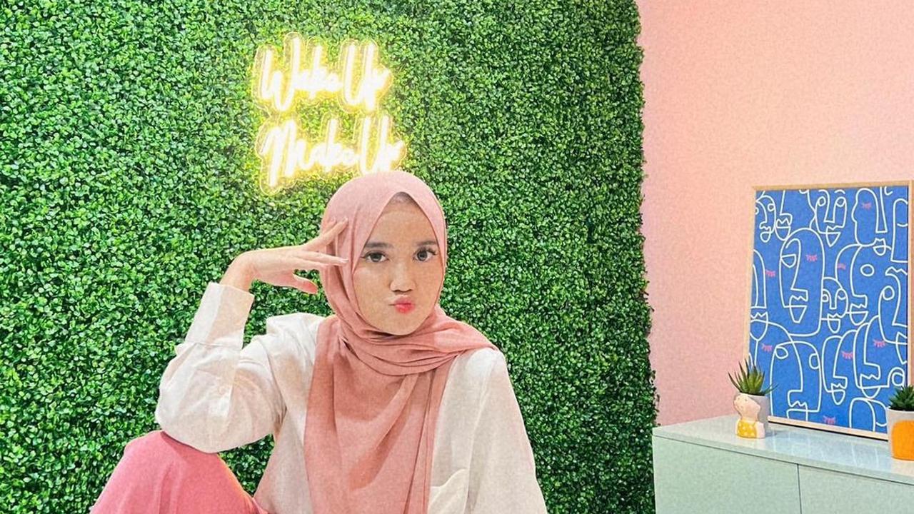6 Ide Mix and Match Baju Pink Hijab ala Wirda Mansur, Gaya Stylish Jadi Panutan Remaja