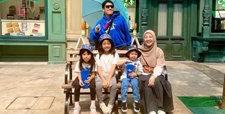 Mengisi liburan sekolah anak yang bertepatan cuti bersama, Desta dan Natasha memboyong tiga buah hatinya berlibur ke Singapura. [Foto: IG/natasharizkynew/desta80s].