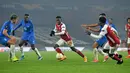 Striker Arsenal, Eddie Nketiah (tengah) berlari ke gawang saat bek Norwegia Molde Martin Bjornbak (kiri) dan bek Molde Gambia Sheriff Sinyan (kedua dari kiri) mendekat pada pertandingan grup B Liga Europa di Emirates Stadium di London (5/11/2020). Arsenal menang telak atas Molde 4-1. (AFP/Glyn Kirk)
