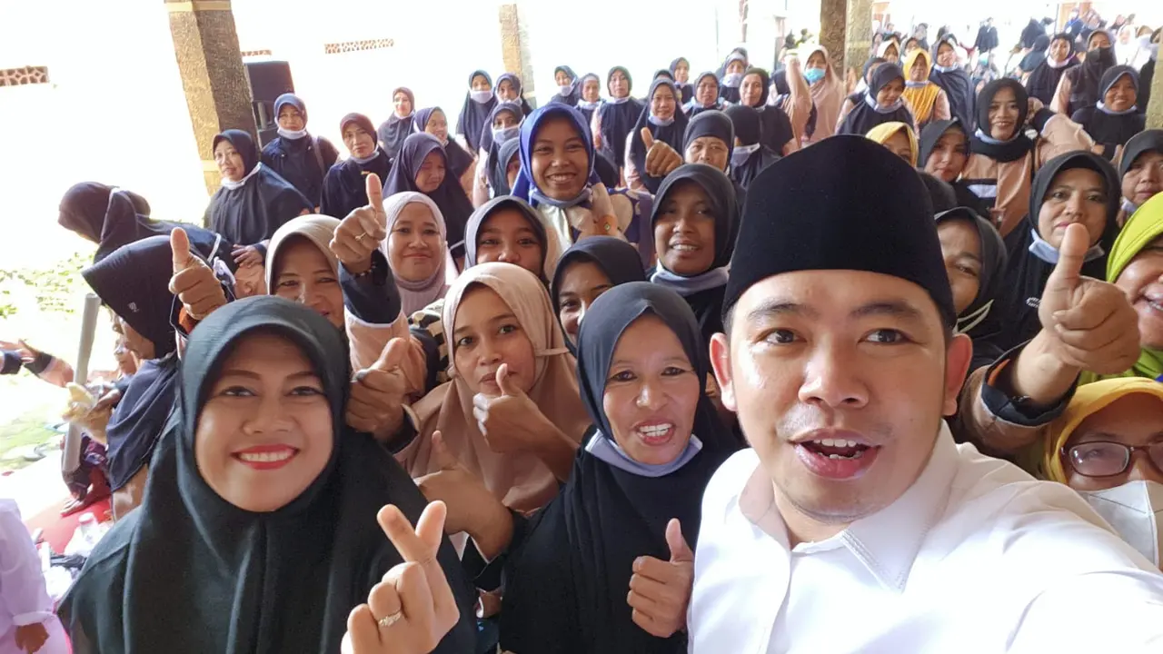 Gus Muhammad Fawait, Ketua Fraksi Partai Gerindra DPRD Jatim saat kegiatan bersama ibu-ibu pengajian. (Istimewa).