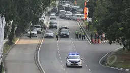 Petugas Kepolisian mengalihkan arus lalu lintas di kawasan Sudirman, Jakarta, Senin (20/4/2015). Pengalihan arus dilakukan dalam rangka Peringatan ke-60 Konferensi Asia Afrika (Liputan6.com/Johan Tallo)