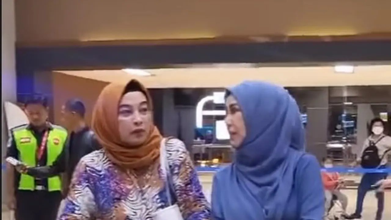 Mama Syahnaz Sadiqah dan Ibunda Jeje Govinda Bergandeng Tangan saat Liburan di Singapura