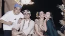 23 Maret 2023, Ranty Maria dan Rayn Wijaya hadiri pernikahan Laura Theux dan Indra Brotolaras di Bali. Sahabatnya menikah, Ranty Maria dan Rayn turut bahagia atas pernikahan Laura dan Indra. Hal tersebut terpancar jelas di wajah Ranty dan Rayn ketika foto bareng. Foto satu tahun yang lalu, kini Ranty Maria sudah dilamar Rayn Wijaya dan akan segera menikah. (Liputan6.com/IG/rantymaria)