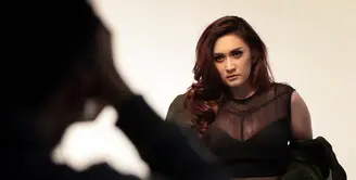 Pemeran serta penyanyi Nafa Urbach kembali menekuni kariernya dalam dunia tarik suara. Setelah beberapa tujuh tahun vakum, ia menyiapkan single baru menandai kembalinya berkarier. (Deki Prayoga/Bintang.com)