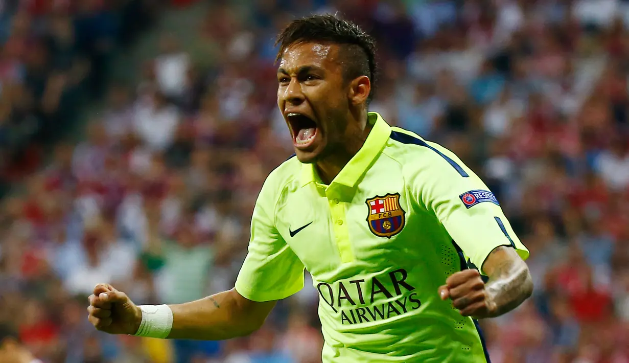 Penyerang Barcelona, Neymar melakukan selebrasi usai mencetak gol ke gawang Bayern Muenchen saat leg kedua semifinal Liga Champions di Allianz Arena, Jerman, Rabu (13/5/2015). Bayern Muenchen menang 3-2 atas Barcelona. (Reuters/Kai Pfaffenbach)