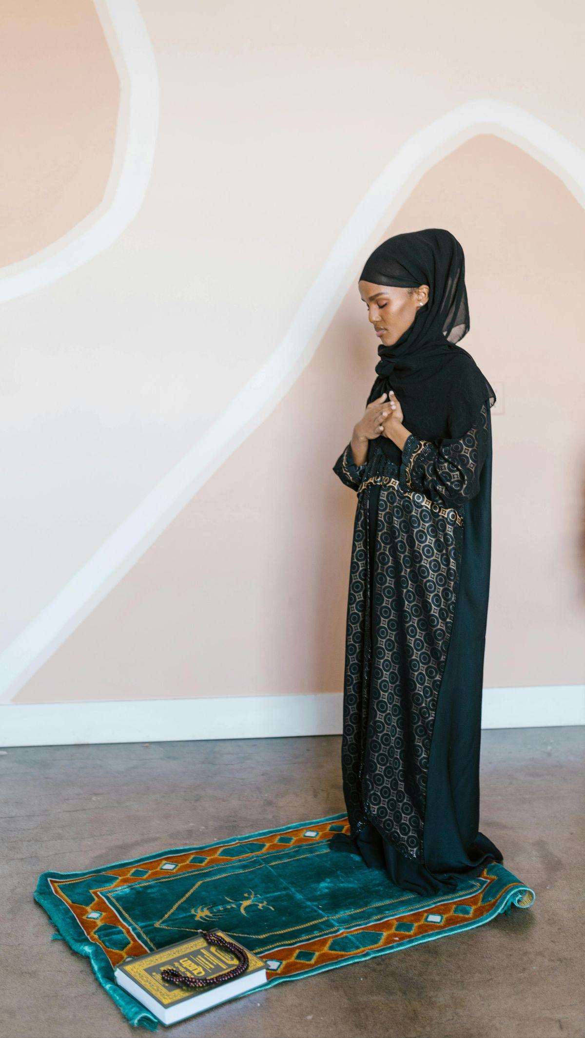Kemudian tata cara solat qadha dilakukan sama persis dengan solat wajib seperti biasanya, dimulai dari takbiratul ikhram hingga diakhiri dengan salam.<br>