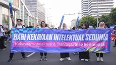 Ratusan masyarakat Jakarta bertumpah ruah di kawasan Sarinah mengikuti fun walk dalam rangka peringatan hari kekayaan intelektual dan olahraga. Kegiatan itu diinisiasi oleh Direktorat Jenderal Kekayaan Intelektual Kementerian Hukum pada Minggu (26/4/2026). (Bola.com/Abdul Aziz)